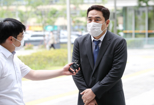 이재명 경기도지사를 상대로 손해배상청구 소송을 한 배우 김부선 씨의 변호를 맡은 강용석 변호사가 7일 오후 서울동부지법에서 열린 2차 변론기일에 출석, 취재진의 질문에 답하고 있다. <연합뉴스>